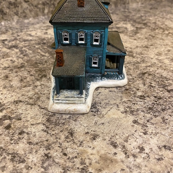 MINIATURE CHRISTMAS VILLAGE - Picture 8 of 9